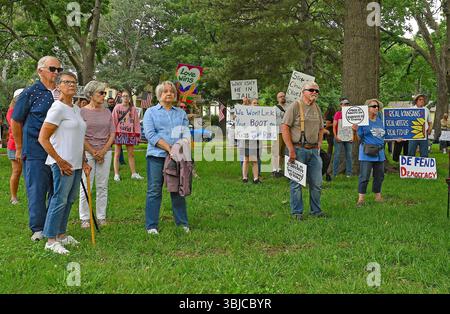EMPORIA KANSAS, USA - 14. JUNI 2025 Eine Gruppe von etwa 300 Menschen versammelte sich im Fremont Park, um mit Schildern ihre Unzufriedenheit mit Präsident Trump und der aktuellen Politik seiner Regierung zu zeigen Stockfoto