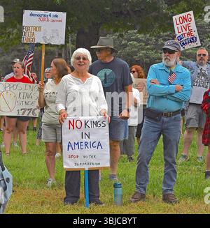 EMPORIA KANSAS, USA - 14. JUNI 2025 Eine Gruppe von etwa 300 Menschen versammelte sich im Fremont Park, um mit Schildern ihre Unzufriedenheit mit Präsident Trump und der aktuellen Politik seiner Regierung zu zeigen Stockfoto