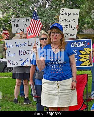 EMPORIA KANSAS, USA - 14. JUNI 2025 Eine Gruppe von etwa 300 Menschen versammelte sich im Fremont Park, um mit Schildern ihre Unzufriedenheit mit Präsident Trump und der aktuellen Politik seiner Regierung zu zeigen Stockfoto