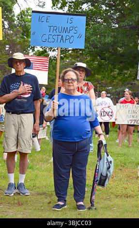 EMPORIA KANSAS, USA - 14. JUNI 2025 Eine Gruppe von etwa 300 Menschen versammelte sich im Fremont Park, um mit Schildern ihre Unzufriedenheit mit Präsident Trump und der aktuellen Politik seiner Regierung zu zeigen Stockfoto
