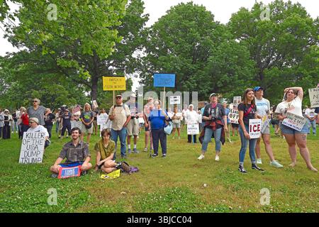 EMPORIA KANSAS, USA - 14. JUNI 2025 Eine Gruppe von etwa 300 Menschen versammelte sich im Fremont Park, um mit Schildern ihre Unzufriedenheit mit Präsident Trump und der aktuellen Politik seiner Regierung zu zeigen Stockfoto