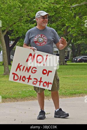 EMPORIA KANSAS, USA - 14. JUNI 2025 Eine Gruppe von etwa 300 Menschen versammelte sich im Fremont Park, um mit Schildern ihre Unzufriedenheit mit Präsident Trump und der aktuellen Politik seiner Regierung zu zeigen Stockfoto