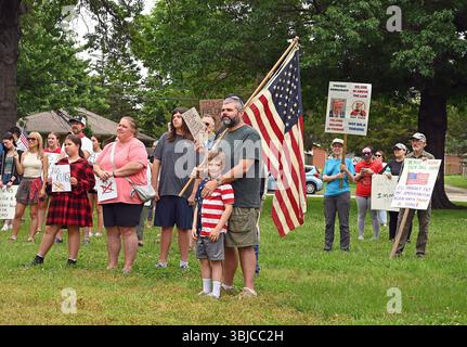 EMPORIA KANSAS, USA - 14. JUNI 2025 Eine Gruppe von etwa 300 Menschen versammelte sich im Fremont Park, um mit Schildern ihre Unzufriedenheit mit Präsident Trump und der aktuellen Politik seiner Regierung zu zeigen Stockfoto