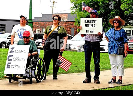 EMPORIA KANSAS, USA - 14. JUNI 2025 Eine Gruppe von etwa 300 Menschen versammelte sich im Fremont Park, um mit Schildern ihre Unzufriedenheit mit Präsident Trump und der aktuellen Politik seiner Regierung zu zeigen Stockfoto