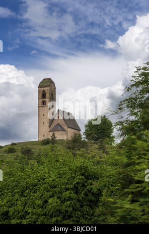 Panoramablick auf die alte Kirche in Voels am Schlern in den Dolomiten in Südtirol, Italien, Europa Stockfoto