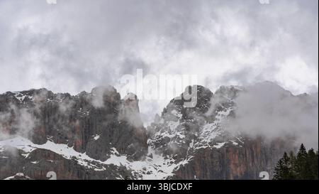 Panoramablick auf das Bergmassiv der Rosengartengruppe in den Dolomiten in Südtirol, Italien, Europa Stockfoto