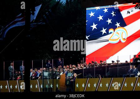 Washington, Usa. Juni 2025. Präsident Donald Trump spricht während der Parade zum 250. Jahrestag der US-Armee in Washington, DC, am Samstag, den 14. Juni 2025. Pool Foto von Kent Nishimura//UPI Credit: UPI/Alamy Live News Stockfoto