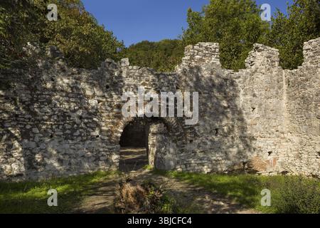 Butrint/Albanien 12. Oktober 2019. Die Ruine stammt aus dem 6. Jahrhundert in Butrint, Albanien. Die Ruine des Eingangsteigs in der römischen Stadt Butrint Stockfoto