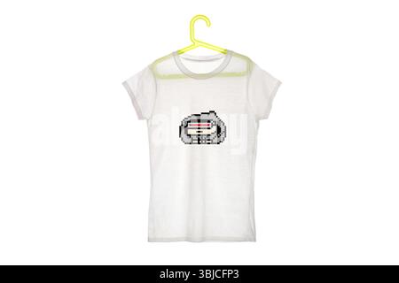 Öffentliches NFT-Projekt CrypToadz auf weißem T-Shirt. Digitale Mode, Kryptokunst, Wearables, nicht fungibles Token Stockfoto