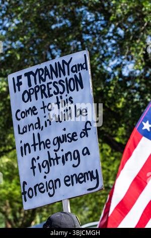 Demonstranten, die am 14. Juni 2025 im Arizona State Capitol am NO KINGS Protest teilnahmen Stockfoto