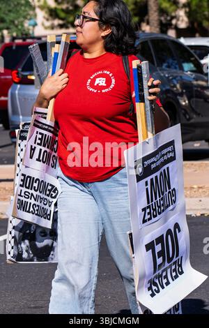 Demonstranten, die am 14. Juni 2025 im Arizona State Capitol am NO KINGS Protest teilnahmen Stockfoto