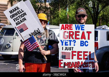 Demonstranten, die am 14. Juni 2025 im Arizona State Capitol am NO KINGS Protest teilnahmen Stockfoto