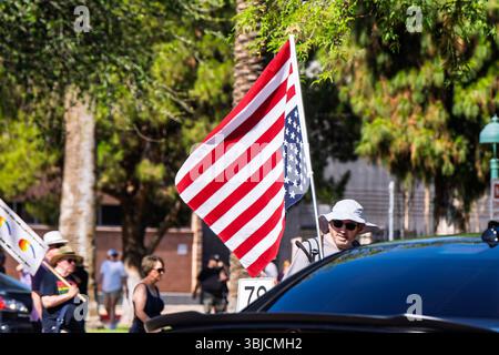 Demonstranten, die am 14. Juni 2025 im Arizona State Capitol am NO KINGS Protest teilnahmen Stockfoto
