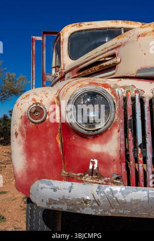 Ein Nahbild eines alten, rostenden und verwitterten Ford Pickup-Trucks aus den 1940er Jahren in Silverton, New South Wales, Australien Stockfoto