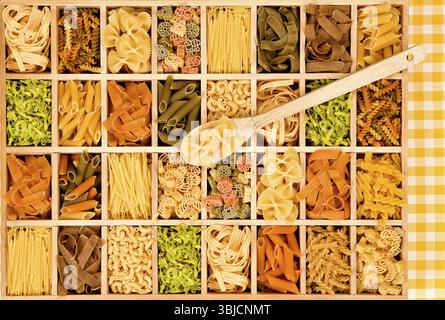 Colofrul Nudelvariaton von oben. Spaghetti, Pappardelle, Makkaroni, Tagliatelle Nudeln flach gelegt Stockfoto