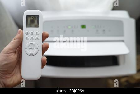 Handfernbedienung zur bodenstehenden mobilen Klimaanlage Stockfoto