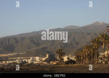Costa Adeje, Teneriffa, Spanien - 28. Juli 2013: Berglandschaft auf Teneriffa. Hotels in den Bergen von Teneriffa Stockfoto