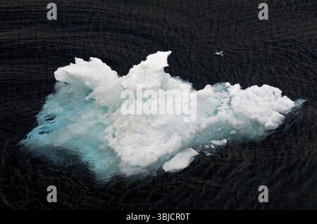 Treibeis ist Eis, das auf Flüssen, Seen oder Meeren schwimmt. Eisberge treiben im offenen Meer und lösen sich von Gletschern und Binneneismassen. Drift Stockfoto