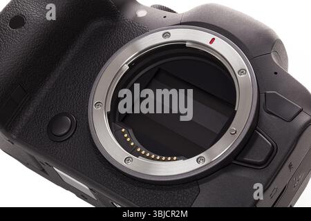 Nahaufnahme des spiegellosen digitalen dslr-Kamera-Matrixsensors auf weißem Hintergrund Stockfoto