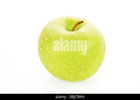 Grüner Apfel mit Wasser Tropfen isolierten auf weißen Hintergrund Stockfoto