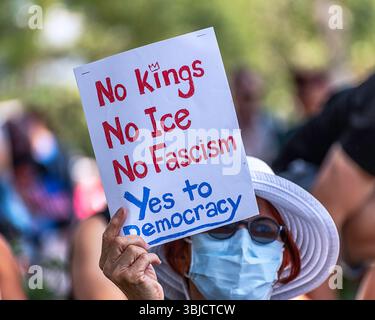 West Hollywood, KALIFORNIEN, USA – 14. Juni 2025: Menschen treffen sich im West Hollywood Park zum No Kings Protest in West Hollywood, KALIFORNIEN. Stockfoto