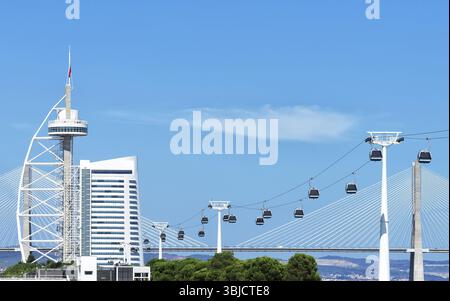 Seilbahn und Vasco da Gama Turm in Lissabon Stockfoto