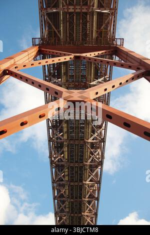 Unter der Brücke vom 25. april in Lissabon Stockfoto