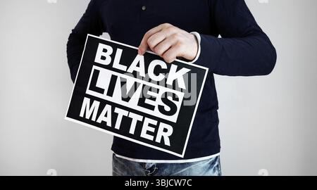 Mann hält das Black Lives Matter-Zeichen Stockfoto