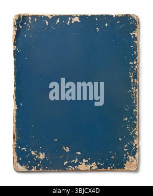 Altes verblasstes oder versehrtes blaues Buch-Einband isolierter weißer Hintergrund, Verschleiß an den Kanten, rau zerkratzt und abblättert von Papierkarton Stockfoto