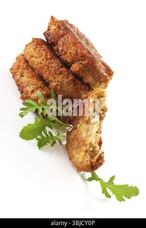 Köstliches Veggie Burger Patty mit frischen Kräutern isoliert auf weißem Hintergrund. Kulinarisches veganes Essen Stockfoto