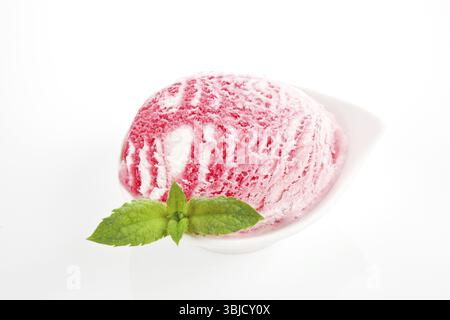 Kirsch-Eiskugel mit Minzblatt isoliert auf weißem Hintergrund Stockfoto