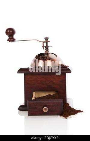 Luxuriöse Kaffeemühle aus Holz mit Kaffeebohnen und gemahlenem Kaffee. Kulinarisches Kaffeetrinken. Frischer aromatischer Kaffee Stockfoto