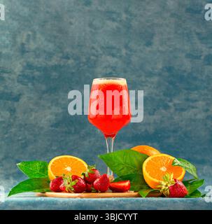 Kalter und erfrischender Orangensaft mit Eis im Sommer. Stockfoto