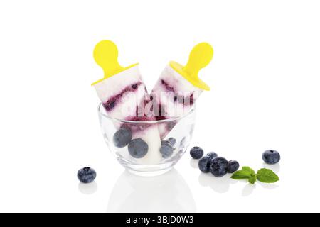 Fruchteislolly mit frischen Heidelbeeren und Minzblättern isoliert auf weißem Hintergrund. Gesundes Sommereis essen Stockfoto