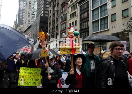 14. Juni 2025: New York City, New York, USA: Demonstranten marschieren während der „No Kings“-Kundgebung, einer von etwa 2000 Demonstrationen, die in den Vereinigten Staaten stattfinden. Zur gleichen Zeit fand in Washington, D.C. eine Militärparade statt, um den 250. Jahrestag der US-Armee zu ehren, am selben Tag wie Präsident Trumps Geburtstag. Stockfoto