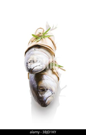 Frische Makrelen isoliert auf weißem Hintergrund. Kulinarische Meeresfrüchte Stockfoto