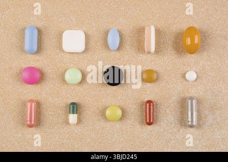 Verschiedene bunte Pillen, Kapseln und Tabletten, flach legen. Vitamine, Medikamente zur Wehrpflicht, Schmerzmittel, Nahrungsergänzungsmittel und Antidepressiva. Big Ph Stockfoto