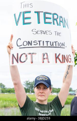 Syracuse, New York, USA. Juni 2025. Schätzungsweise 5000 Personen säumten die Solar St in Syracuse, NY, für den landesweiten No Kings Protest am 14. Juni 2025. (Kreditbild: © Alex Hamer/ZUMA Press Wire) NUR REDAKTIONELLE VERWENDUNG! Nicht für kommerzielle ZWECKE! Stockfoto
