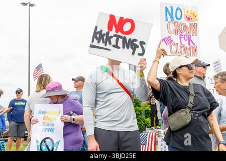 Syracuse, New York, USA. Juni 2025. Schätzungsweise 5000 Personen säumten die Solar St in Syracuse, NY, für den landesweiten No Kings Protest am 14. Juni 2025. (Kreditbild: © Alex Hamer/ZUMA Press Wire) NUR REDAKTIONELLE VERWENDUNG! Nicht für kommerzielle ZWECKE! Stockfoto