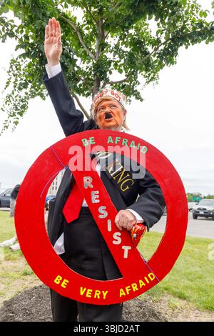 Syracuse, New York, USA. Juni 2025. Ein Demonstrant zeigt ihre Dissens in Syrakus, NY, für den landesweiten No Kings Protest am 14. Juni 2025. (Kreditbild: © Alex Hamer/ZUMA Press Wire) NUR REDAKTIONELLE VERWENDUNG! Nicht für kommerzielle ZWECKE! Stockfoto