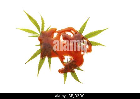 Marihuana-Extrakt zerbricht mit Marihuana-Blättern, isoliert auf weißem Hintergrund. Medizinisches Marihuana, pflanzliches Heilmittel Stockfoto