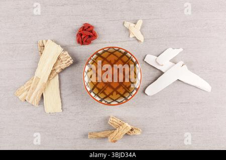 Andere Art von chinesischer Kräutermedizin für klare Suppe auf grauem Hintergrund. Imunity Booster. Draufsicht Stockfoto