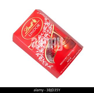Lindt Lindor Milchschokoladentrüffel mit einer glatten, schmelzenden Füllung in einer 37-g-Packung Stockfoto