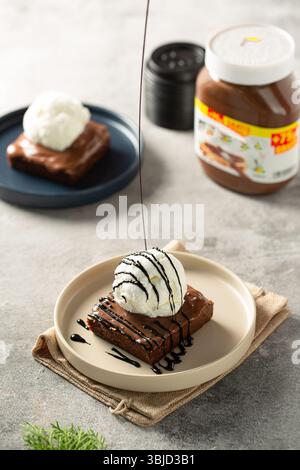 Geschmolzener Kuchen, westliches Dessert, heißer Kuchen gefüllt mit Schokoladensauce und gekrönt mit Vanilleeis. Stockfoto