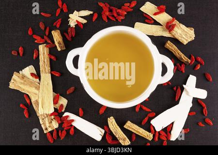 Eine andere Art von chinesischer Kräutermedizin für klare Suppe auf schwarzem Hintergrund. Imunity Booster Stockfoto