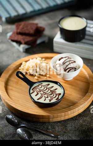 Brownies mit Kokos-Eis, westlichem Dessert. Stockfoto