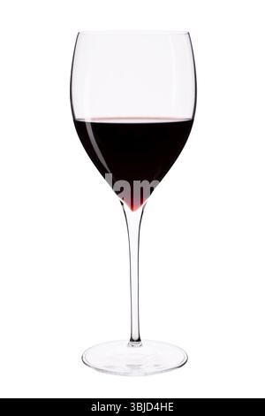 Elegantes Kristallweinglas mit Rotwein isoliert auf weißem Hintergrund mit Schneidepfad Stockfoto