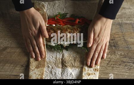 Schawarma in Lavash mit Huhn und Gemüse einwickeln Stockfoto