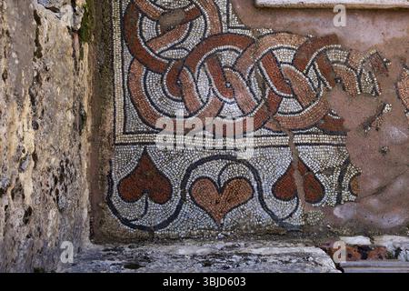 Butrint/Albanien 12. Oktober 2019. Mosaik des antiken Baptisteriums aus dem 6. Jahrhundert im Butrint National Park Stockfoto