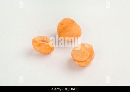 Nahaufnahme von Haselnüssen isoliert auf weißem Hintergrund. Stockfoto